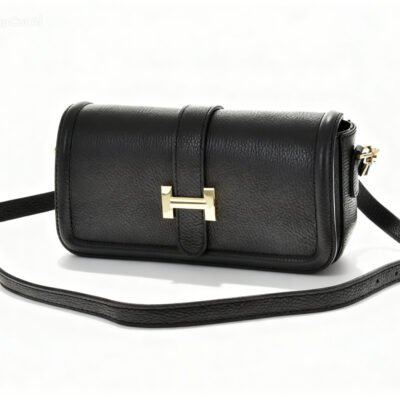 Elegancka torebka skórzana typu listonoszka w kolorze czarnym